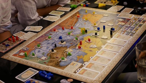 Comment les jeux de découverte peuvent-ils enrichir la connaissance des enfants sur les cultures du monde ?